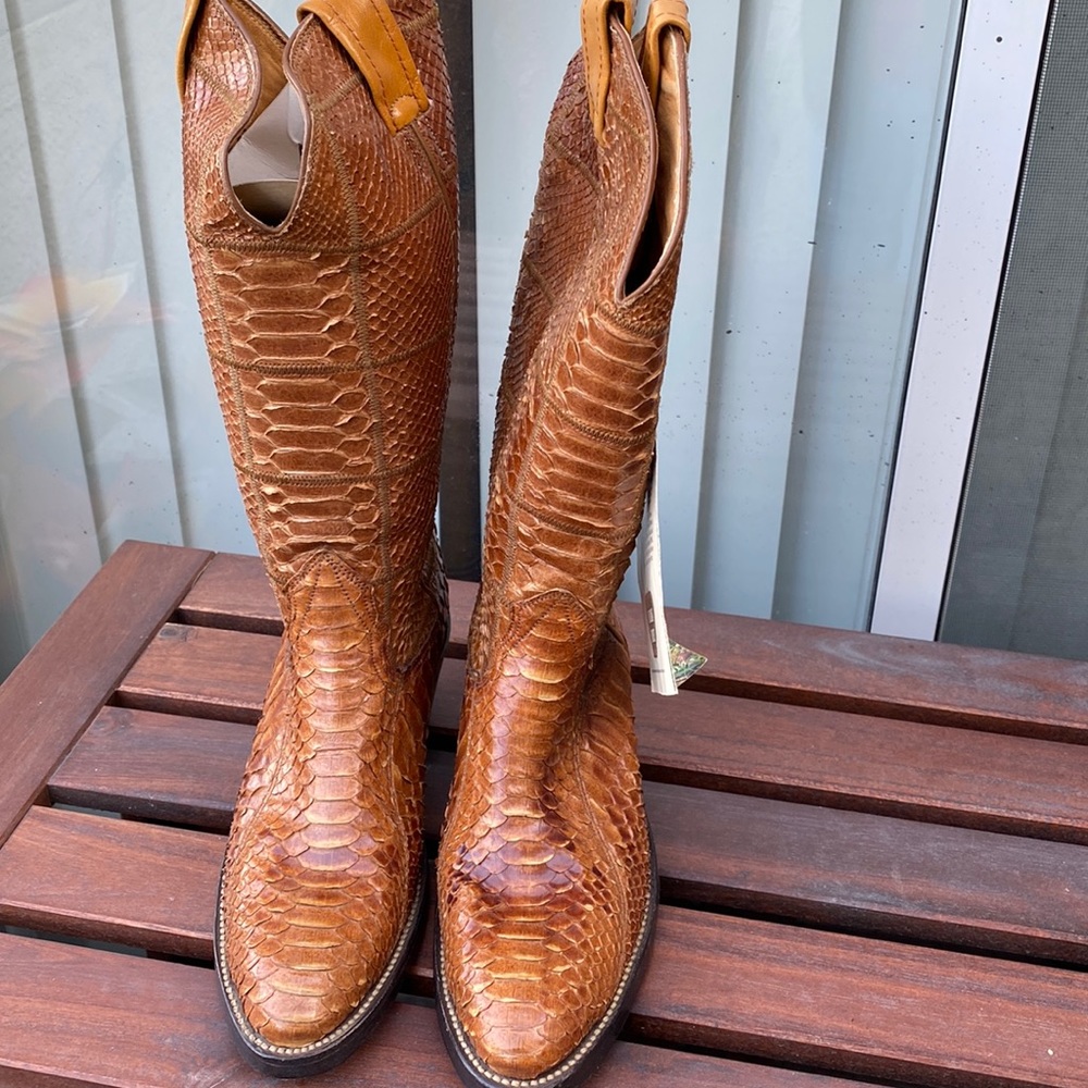 Nocona Women’s vintage western boots, Full snake, brown/rust color, size 5 C.